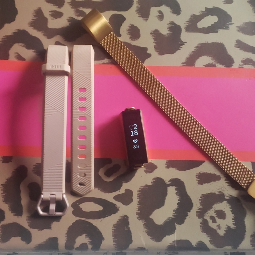 •Rare•Rose gold Fitbit alta HR